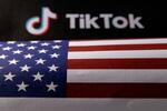 　米国旗とＴｉｋＴｏｋのロゴ＝２０２３年６月（ロイター＝共同）