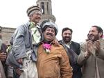 　映画「荒野に希望の灯をともす」の一場面。アフガン人と笑顔の中村哲さん（左端）（日本電波ニュース社提供）