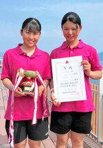 セーリング 女子４２０級で優勝した境高の（左から）林深姫、森山伊織組＝広島観音マリーナディンギーヤード