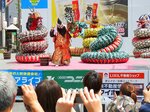 大観衆の前で「けんべい神楽」を披露する生徒ら＝１９日、米子市明治町