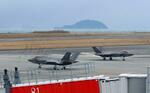 　松山空港に緊急着陸した米軍機２機＝５日午後１時１７分