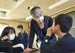 　地元の小学校で、ハッカについて学ぶ児童に話しかける長谷川喜久さん。２０２３年１２月