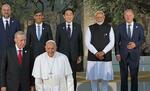 　Ｇ７サミットで記念撮影に臨む（後列左から）ＥＵのミシェル大統領、英国のスナク首相、岸田首相、インドのモディ首相、ドイツのショルツ首相、（前列左から）トルコのエルドアン大統領、ローマ教皇フランシスコ＝１４日、イタリア南部プーリア州ファサーノ（代表撮影・共同）