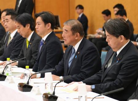 　認知症施策推進本部の会合で発言する石破首相（右から２人目）＝２９日午前、首相官邸