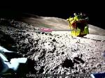 　月面でメインエンジンが上を向いた状態の探査機「ＳＬＩＭ（スリム）」（右上）＝１月（画面の中央にデータの欠損があります）