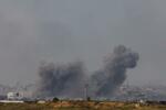 　７日、パレスチナ自治区ガザから立ち上る煙（ロイター＝共同）