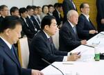 　経済財政諮問会議であいさつする岸田首相（手前から２人目）＝１１日午後、首相官邸