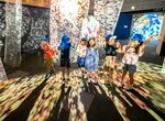 光がつくる幻想的な〝万華鏡〟の中を楽しむ園児たち＝１４日、鳥取県境港市の夢みなとタワー