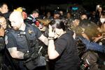 　米ワシントンのジョージ・ワシントン大で、抗議活動の参加者に催涙スプレーを使う警官ら＝２０２４年５月８日（Ｓａｇｅ　Ｒｕｓｓｅｌｌ／Ｔｈｅ　ＧＷ　Ｈａｔｃｈｅｔ提供、ロイター＝共同）