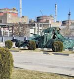 　ウクライナ南部ザポロジエ原発の原子炉建屋近くに止まるロシア軍の戦車（エネルゴアトム提供・共同）