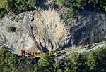 　全焼した車両が見つかった奈良県下北山村の土砂崩れ現場＝２８日午後１時１７分（共同通信社ヘリから）