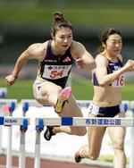 　女子１００メートル障害で１２秒９９をマークし、優勝した福部真子（左）＝ヤマタスポーツパーク陸上競技場