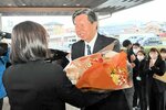 職員に出迎えられ花束を受け取る小沢町長＝３０日、伯耆町役場本庁舎