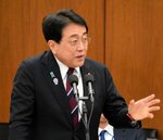 「楽しい日本」の考え方について答弁する赤沢氏＝１２日、国会内