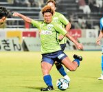 鳥取－福島　ガイナーレは後半７分、富樫のゴールで１－１の同点に追い付く＝Ａｘｉｓバードスタジアム