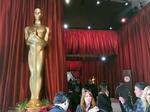 　米アカデミー賞の授賞式会場に立つオスカー像のオブジェ＝２０２３年３月、ロサンゼルス（共同）