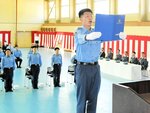 答辞を読む塩川巡査＝９月３０日、鳥取市伏野の県警察学校