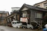 　石川県輪島市で倒壊したままの家屋＝２４日午後