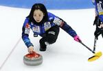 　カーリング日本選手権女子１次リーグでショットを放つロコ・ソラーレの藤沢五月＝５日、横浜ＢＵＮＴＡＩ