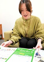 さんいん若者サポートネットワークの活動を説明する石倉さん＝鳥取市富安２丁目の新日本海新聞社