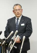 　千葉市の神谷俊一市長との会談後に取材に応じるＪＲ東日本の土沢壇・千葉支社長＝１５日午後、同市役所