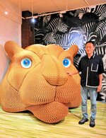 円形劇場に運び込まれた現代アート作品「トラロープ」と岡本さん