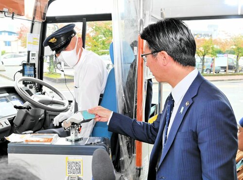 ＩＣＯＣＡで乗車賃を支払う伊木市長＝２８日、米子市錦町１丁目