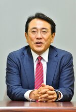 赤沢亮正さん