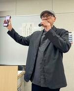 　講演するアウンミャッウィンさん＝２３日午後、大阪市