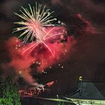 射添地域の新年の幕開けを明るく照らした花火大会＝１月１日、香美町村岡区川会（笑時間提供）