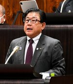 一般会計補正予算案の撤回を申し出る広田市長＝１８日、倉吉市議会議場