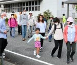 集まって町公民館に避難する住民ら＝６日、日野町黒坂