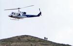 　イランのライシ大統領を乗せて飛び立つヘリコプター＝１９日、イラン・アゼルバイジャン国境付近（ＷＡＮＡ提供・ロイター＝共同）