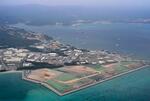 　政府が工事に着手した、沖縄県名護市辺野古沖の大浦湾（奥）。湾内では軟弱地盤が見つかっている＝１０日午後５時２１分（共同通信社機から）