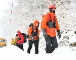 登山道のパトロールに向かう署員ら＝２８日、大山町大山