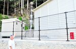 完成した小水力発電所の施設。敷設されたパイプを通して水を引き込み、内部に設置されたイタリア製の水車を回して発電する＝１７日、香美町小代区久須部