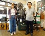 　神戸映画資料館の安井喜雄館長（右）と支配人の田中範子さん＝神戸市