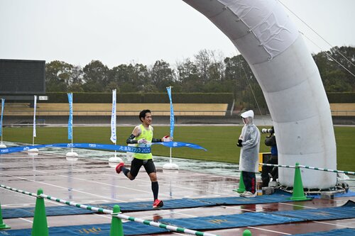 トップでフィニッシュする小田俊平