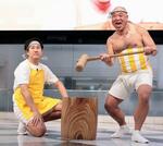 　餅つきネタを披露する「クールポコ。」のせんちゃん（左）と小野まじめ＝東京都豊島区