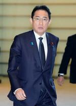 　首相官邸に入る岸田首相＝２２日午前