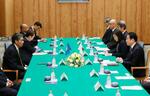 　会談する岸田首相（右端）とパラオのウィップス大統領（左端）＝４日午後、首相官邸