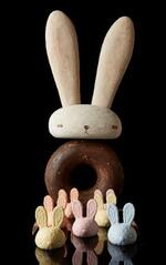 　現代アート作家の野原邦彦さんの作品をテーマにしたチョコレート菓子（提供写真）