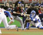 　２００９年３月、ＷＢＣの韓国戦で送りバントを決める稲葉篤紀さん＝ドジャースタジアム