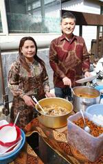 　インドネシア料理店「ワルンブルカジャヤ」の渡辺輝さん（右）とシティ・コリマさん＝４月、宮城県大崎市