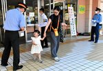 通行する人に情報提供を呼びかける柴田署長（右）ら＝１７日、ＪＲ鳥取駅北口