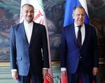 　イランのアブドラヒアン外相（左）とロシアのラブロフ外相＝昨年５月、ロシア・モスクワ（タス＝共同）