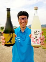 酒米の新品種「五百万星」を使い醸造された清酒。生産拡大に期待が寄せられている＝鳥取市橋本の県農業試験場