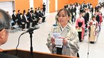 力強く答辞を述べる山岡さん＝６日、米子市錦海町３丁目のＹＭＣＡ米子医療福祉専門学校