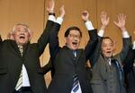 　高知県知事選で再選を確実にし、支援者らと万歳する浜田省司氏（中央）＝２６日夜、高知市