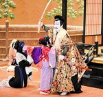 演目「奥州安達原袖萩祭文」。行方が分からなくなった家族と再会し、敵討ちをためらう愛之助さん演じる安倍貞任（右）＝４日、豊岡市出石町の出石永楽館